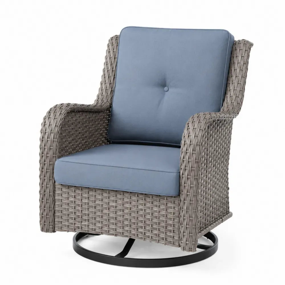 Gartenstuhl aus Polyrattan mit Aluminiumrahmen in Grau und blauen Kissen